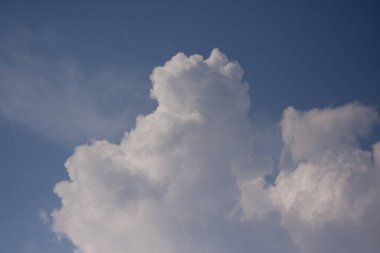 Bulanık gökyüzü bulanıklık veya Azure gökyüzü ve beyaz bulut arka plan, yaz güzel doğa