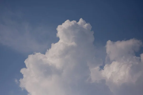 Bulanık gökyüzü bulanıklık veya Azure gökyüzü ve beyaz bulut arka plan, yaz güzel doğa — Stok fotoğraf