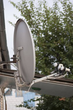 uydu evin duvarına bitişik