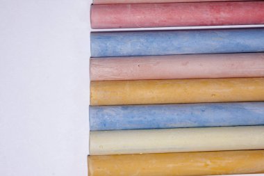 kullanılan tebeşir pastel karışık renk satır beyaz arka plan üzerinde izole boya kalemleri sopalarla. Seçici yumuşak odak. Metin kopyalama alanı.