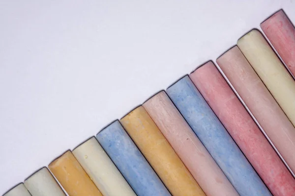 Rad av blandad färg av begagnade krita pastell pinnar krita isolerade på vit bakgrund. Selektivt mjukt fokus. Text kopierings utrymme. — Stockfoto