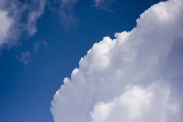 青空の背景に厚い白い雲. — ストック写真