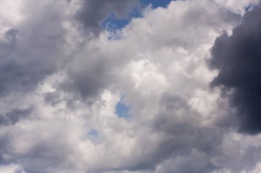 Gökyüzünde kalın ve tehlikeli fırtına bulutları