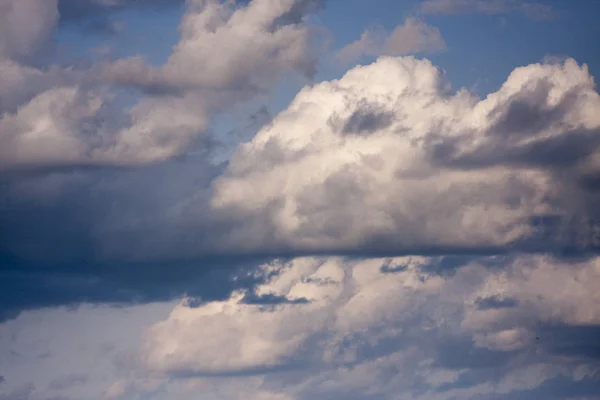 Dicke und gefährliche Gewitterwolken am Himmel — Stockfoto