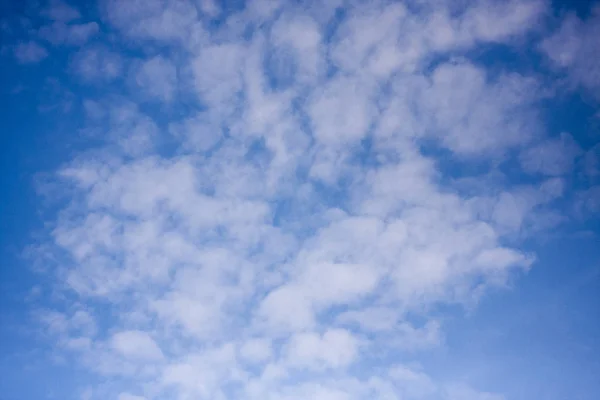 Mavi gökyüzü arka planında kalın beyaz bulut. — Stok fotoğraf