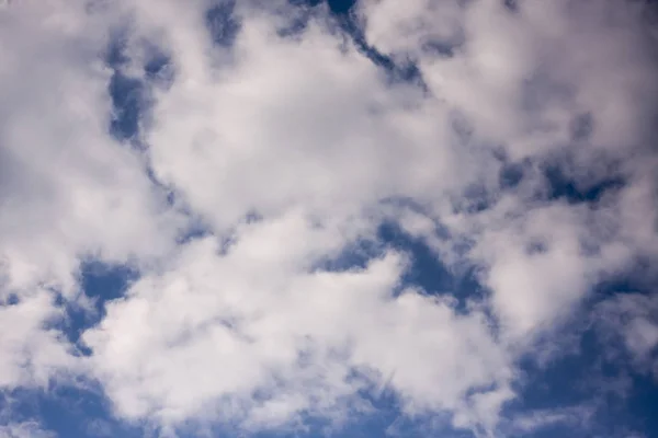 Mavi gökyüzü arka planında kalın beyaz bulut. — Stok fotoğraf