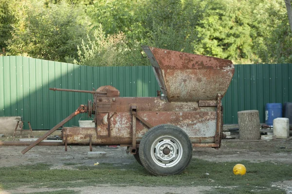 Getrokken apparaat voor het malen van maïs Cobs naar graan — Stockfoto