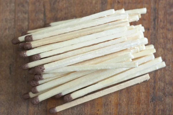 Matchs en bois éparpillés sur une table en bois — Photo