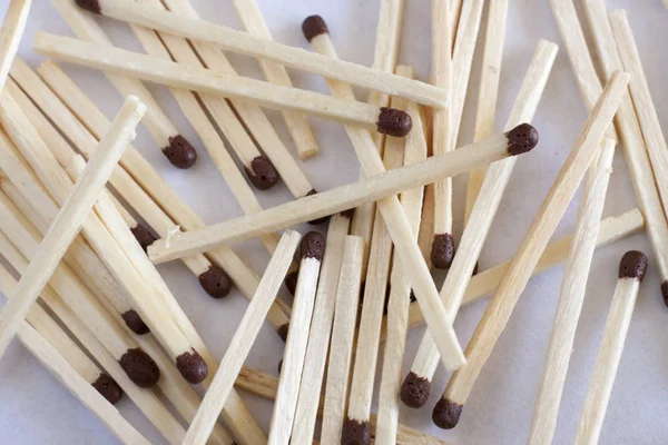 Matches on a white background scattered with a pack. To ignite a fireplace — Stock Photo, Image