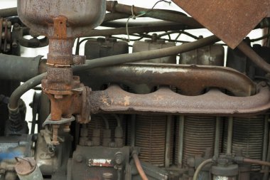 Eski paslı traktörün motoru. Boyanmamış metal