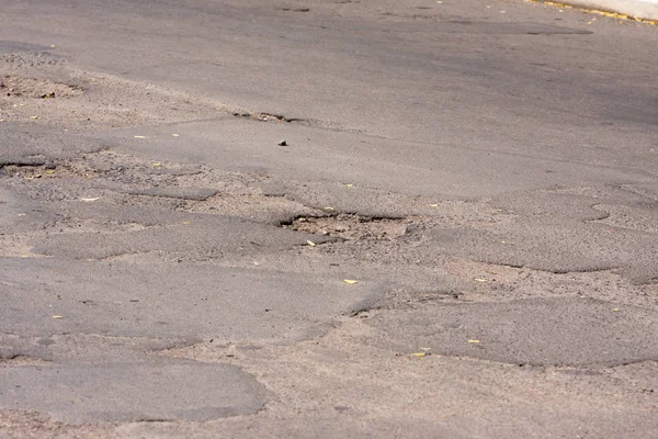 Malas carreteras. Agujero en el asfalto, el riesgo de movimiento en coche, asfalto malo, camino peligroso, baches en asfalto, pozo concepto de carretera agujero inseguro. Marcas de paso en el foso . —  Fotos de Stock