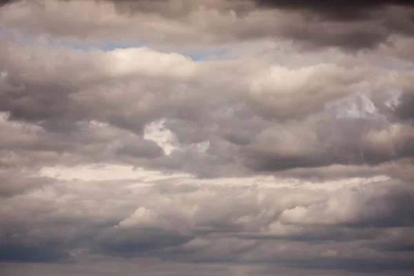 Licht im dunklen und dramatischen Gewitterwolkenhintergrund — Stockfoto