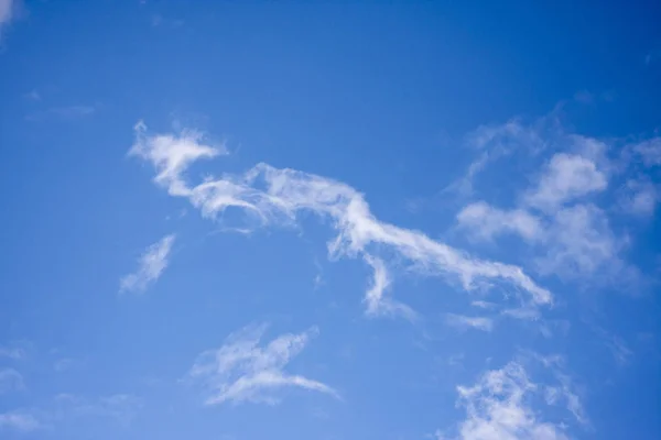 Белые облака на голубом фоне неба. Озоновый слой. Международный день сохранения озонового слоя — стоковое фото
