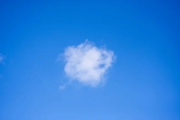 White clouds in the blue sky. Ozone Layer. Blue background — Stock Photo, Image