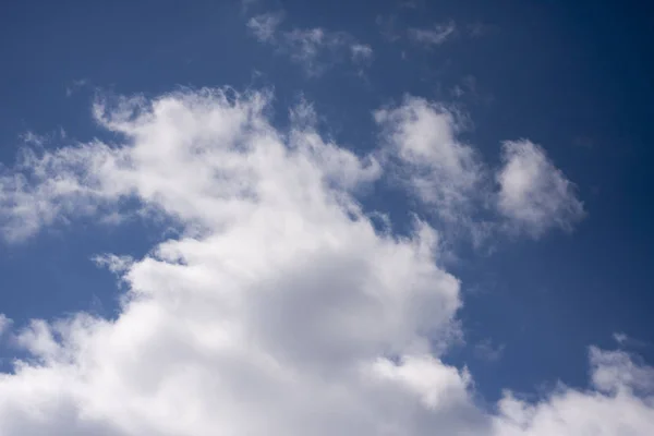 Mavi gökyüzündeki beyaz bulutlar. Ozon Tabakası. Mavi arka plan — Stok fotoğraf