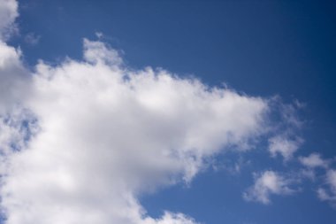 Mavi gökyüzündeki beyaz bulutlar. Ozon Tabakası. Mavi arka plan