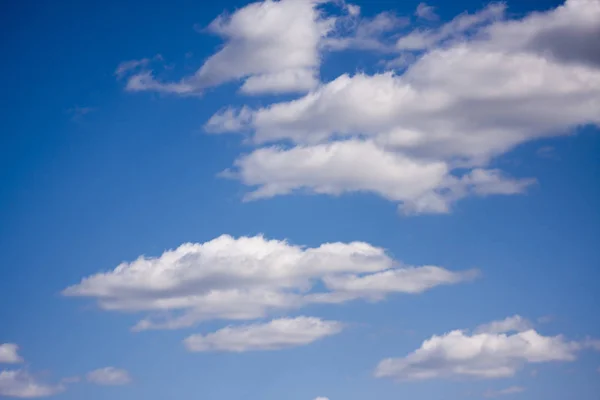 Mavi gökyüzündeki beyaz bulutlar. Ozon Tabakası. Mavi arka plan — Stok fotoğraf