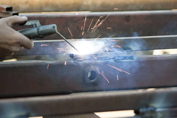 A bright flash from a metal welding machine. Work on metal. — Stock Photo, Image