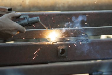 Metal kaynak makinesinden parlak bir flaş. Metal üzerinde çalışmak.