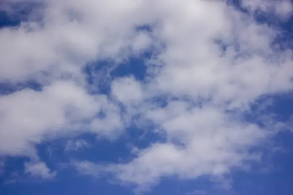 Beyaz küçük bulutlarla mavi gökyüzü. Ozon Tabakası — Stok fotoğraf