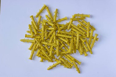 Vidalar için plastik fişler. Vidalar için dübellerin arka planı. Beyaz arka planda tamir için vidalar.