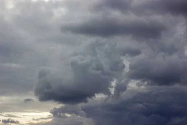 Μαύρα βαριά σύννεφα. Σύννεφα. Χρόνο πριν τη βροχή. Υπάρχουν φωτεινά κενά πίσω από τα σύννεφα. Ιστορικό με ελεύθερο χώρο και κενό χώρο. — Φωτογραφία Αρχείου