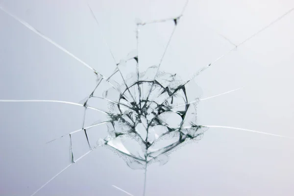 Bruten glasbakgrund. Krossat glas. Skjuten i fönstret. — Stockfoto