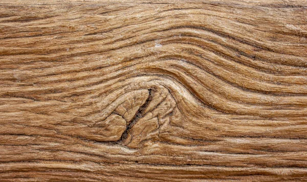 Houten oude plank in natuurlijke ongeverfde kleur. Achtergrond en textuur. Embossed board met knopen. — Stockfoto