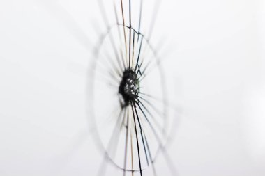 Vurulmuş, cam kırıkları, parçalar. Pencerede delik var. Şeffaf maddede çatlaklar var. Yan görünüm, seçici odak.