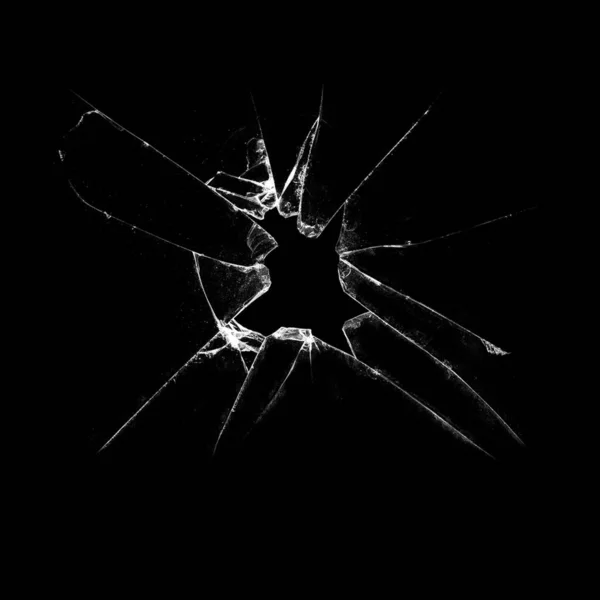 碎玻璃在黑色背景上的提取. 熔融玻璃破碎。 窗户上的裂缝和孔洞. — 图库照片