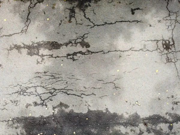 아스팔트 표면의 갈라진 손상된 표면의 — 스톡 사진