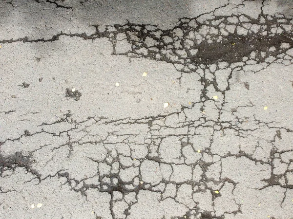 亀裂道路表面 クラック付きアスファルト 破損した道路のテクスチャ — ストック写真