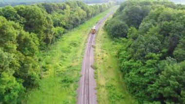 Otantik bir dizel tren şehrin güzel yeşil doğasından geçen uçuşlar yapar..