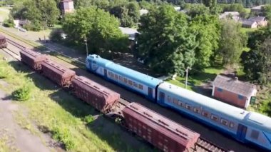 28.06.2020 Kublich, Ukrayna. Tren istasyona varır. İnsanlar platformun yakınında treni bekliyor. Tren karantinaya alındı..