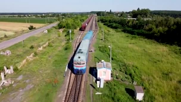 Trem Reconstruído Segunda Que Entra Estação Ferroviária — Vídeo de Stock