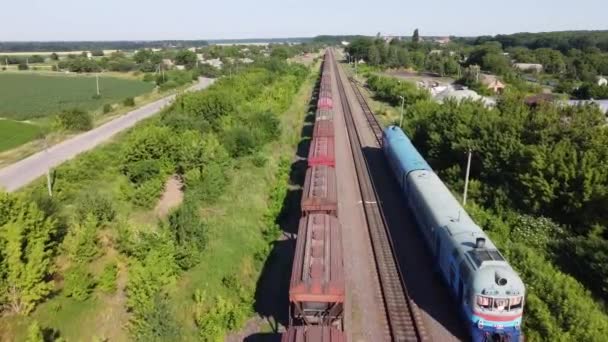 Trem Com Carro Entra Suavemente Estação Ferroviária Voo Sobre Carros — Vídeo de Stock