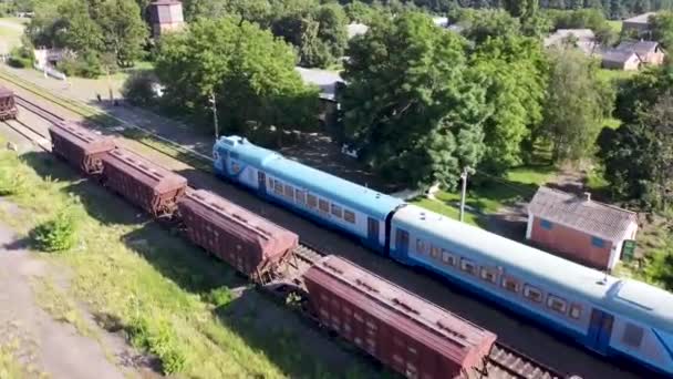 2020 Kublich Ukraina Pociąg Przyjeżdża Stację Ludzie Czekają Pociąg Pobliżu — Wideo stockowe