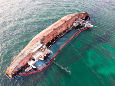 Deniz kıyısında batan bir tanker, çevresel bir felaket, deniz kıyısındaki petrol ve yakıt kirliliği.