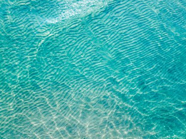 İspanya 'daki Balear Adaları' nda temiz su ve temiz taban.