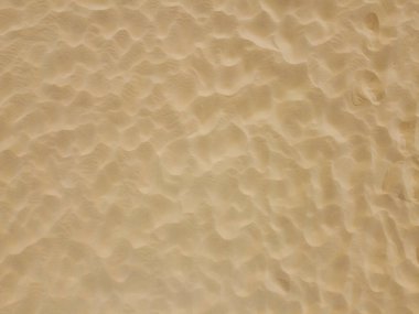 İspanya 'da, Balear Adaları' ndaki kumsal geçmişi. Deniz kıyısındaki tatil köyünde güzel, temiz kum dokusu. Yaz ve dinlenme.