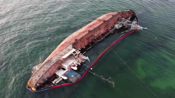 Denizin Kıyısındaki Batık Paslı Tanker Yakıt Sızıntısından Kaynaklanan Çevresel Bir — Stok video