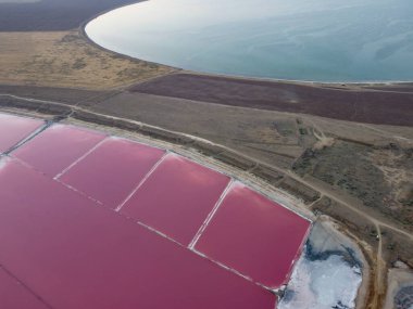 Pembe ve mavi göl bir kadoi üzerinde.