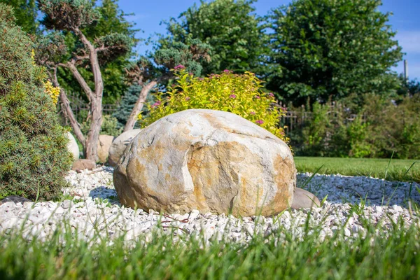 Камінь Лежить Дворі Озеленення Саду — стокове фото