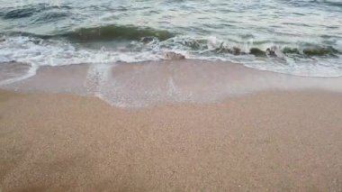 Deniz kıyısındaki dalgalar ve kumlar, deniz kıyısındaki kumlu sahilde köpüklü balmumu