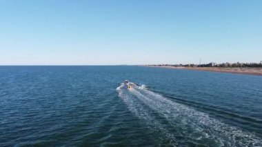 Motorlu tekne, turistler için şişirilebilir araçlar, tatilde aşırı eğlence, mavi denizde eğlence..
