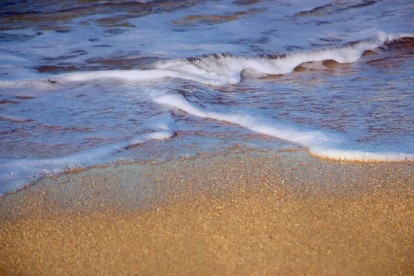 Κύμα Και Αφρός Στην Άμμο Φόντο Των Κυμάτων Στη Θάλασσα — Φωτογραφία Αρχείου