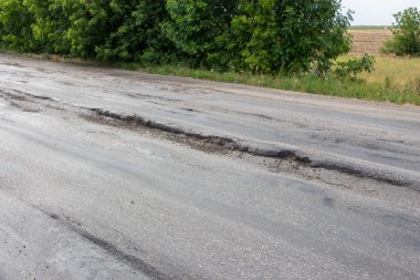 Yol hasar gördü, asfalt kamyonlar tarafından kırıldı..