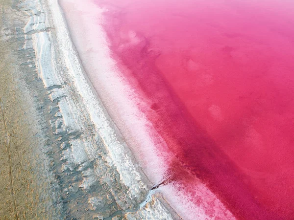Horní Pohled Růžové Jezero Břeh Pokryt Drsnou Vrstvou Soli — Stock fotografie