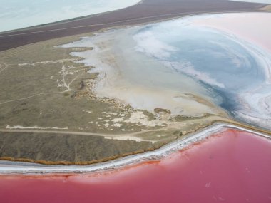 Yan yana duran pembe ve mavi göller..