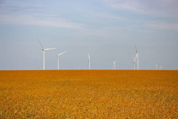 Turbiny Wiatrowe Tle Zachmurzonego Nieba Wiatraki Wytwarzające Energię Elektryczną Instalowane — Zdjęcie stockowe
